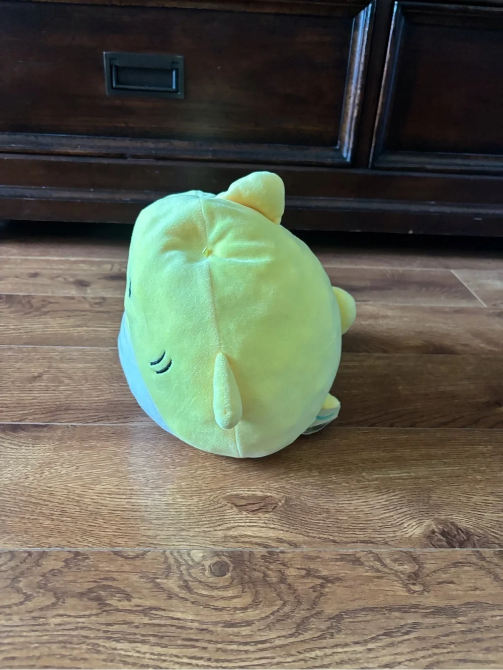 Squishmallows: yellow baby shark 8